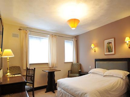 The New Inn Heckfield Room photo